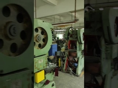 Il metallo che timbra le parti funziona la macchina